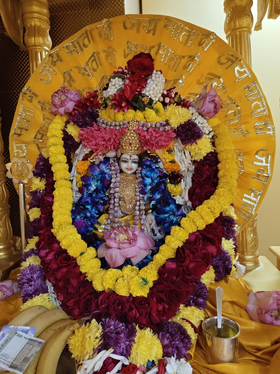 पीला उनका श्रृंगार,
संकट हरें अपार।
माँ बगलामुखी की साधना से मिलती है विजय और शांति।
ॐ ह्लीं बगलामुखि सर्वदुष्टानां वाचं मुखं पदं स्तम्भय जिव्हां कीलय बुद्धिं विनाशय ह्लीं ॐ स्वाहा।