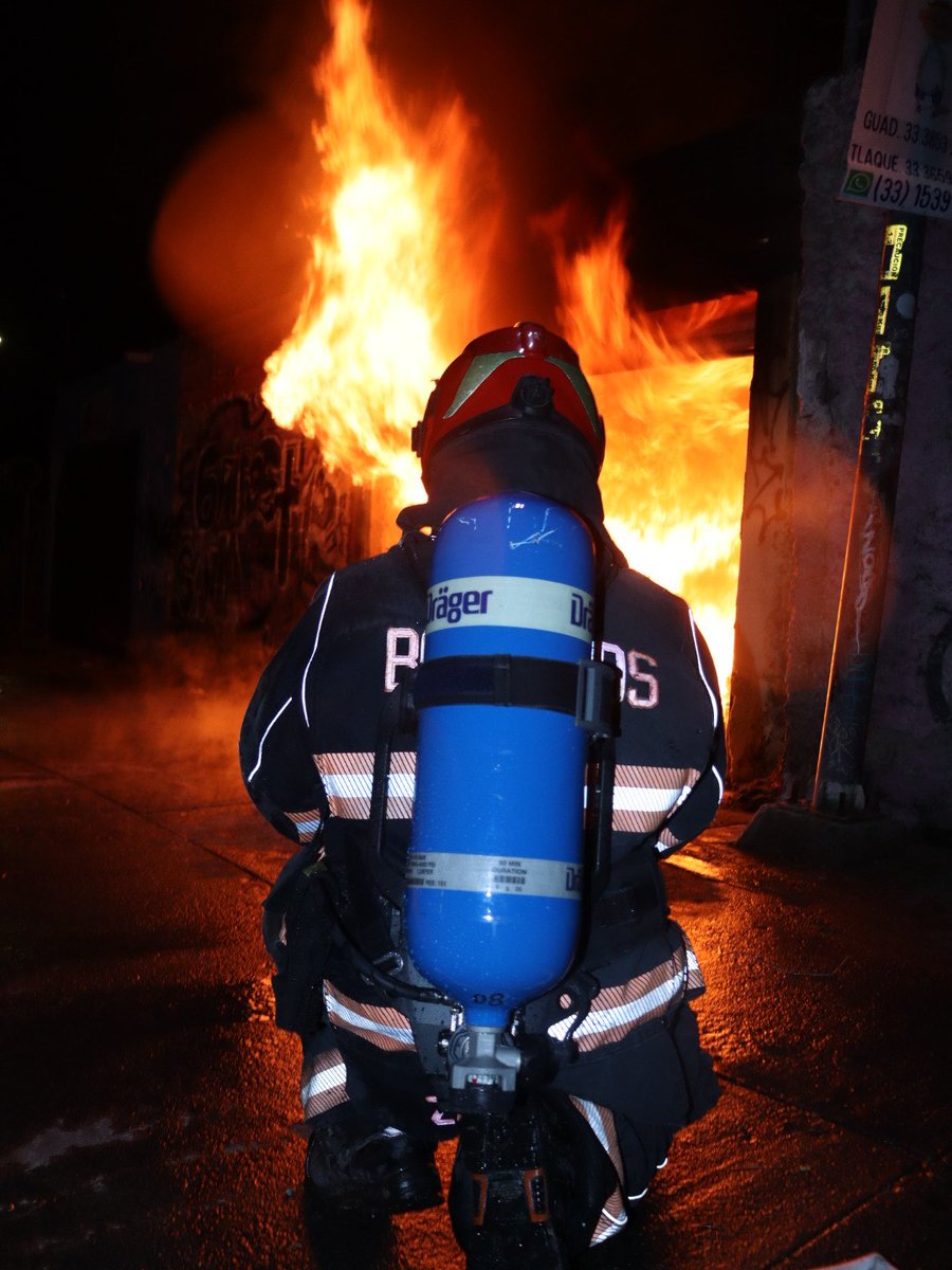 UMPCyBZ's tweet photo. #AlMomento
Oficiales 🧑🚒 de nuestra #Base3 combaten un incendio 🔥 en un inmueble 🏠 ubicado en los cruces de av. Federalismo y av. Patria.
Precaución ⚠️ al circular por la zona. 🚨 https://t.co/BzuMxqftpz