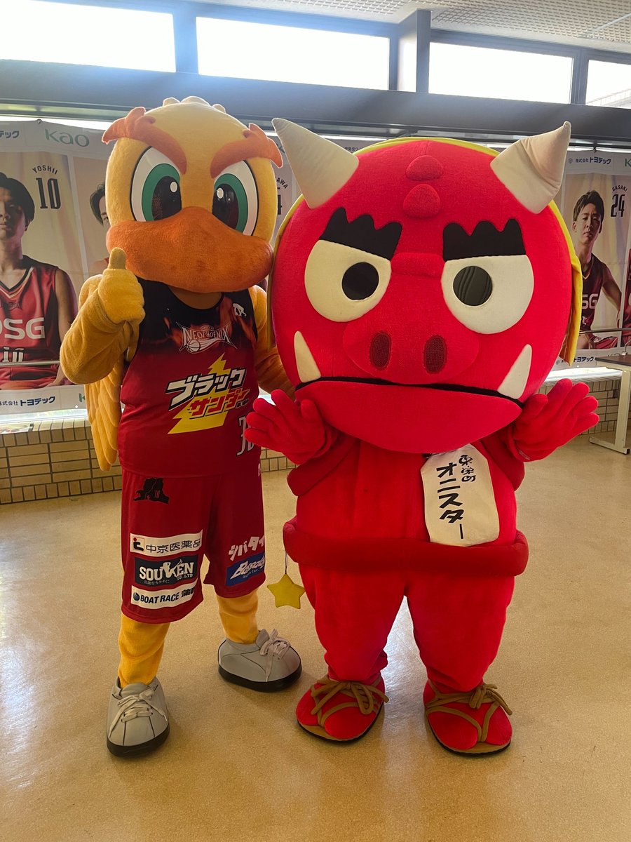 NEO_PHOENIX's tweet photo. 【お友だち情報🐤】
今日は #東栄町 公式キャラクター #オニスター が遊びに来てくれました
一緒にホームゲームを盛り上げます🐤❤️‍🔥

#三遠ネオフェニックス #ダンカー #Bリーグ #りそなグループ https://t.co/1XfrdEQNGO
