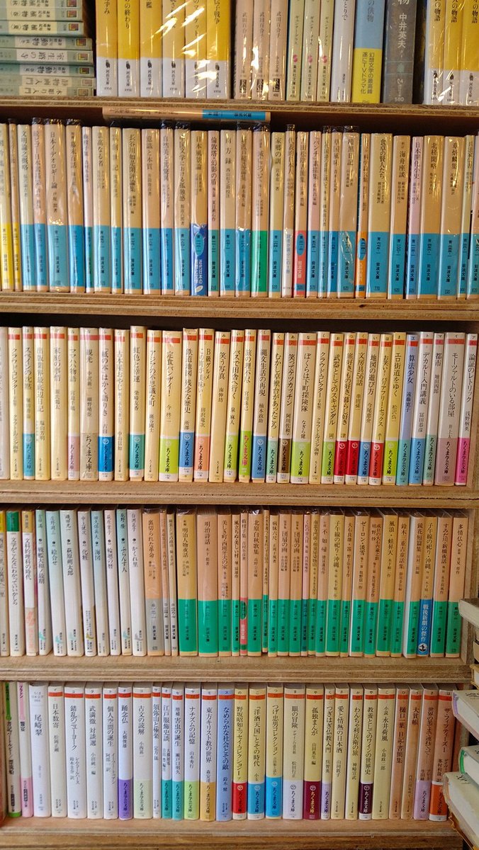 ──ようこそ、境界線のこちら側へ。
刻は満ちた。
扉はすでに解放されている。
外界は凍てつき、吐息すら白く染まるが、
この場所だけは、歪な熱を失っていない。
扉は開いている。
逃げる準備ができた者から、入ればいい。
(こんにちは
開店しております
店内暖かくしてお待ちしております！)