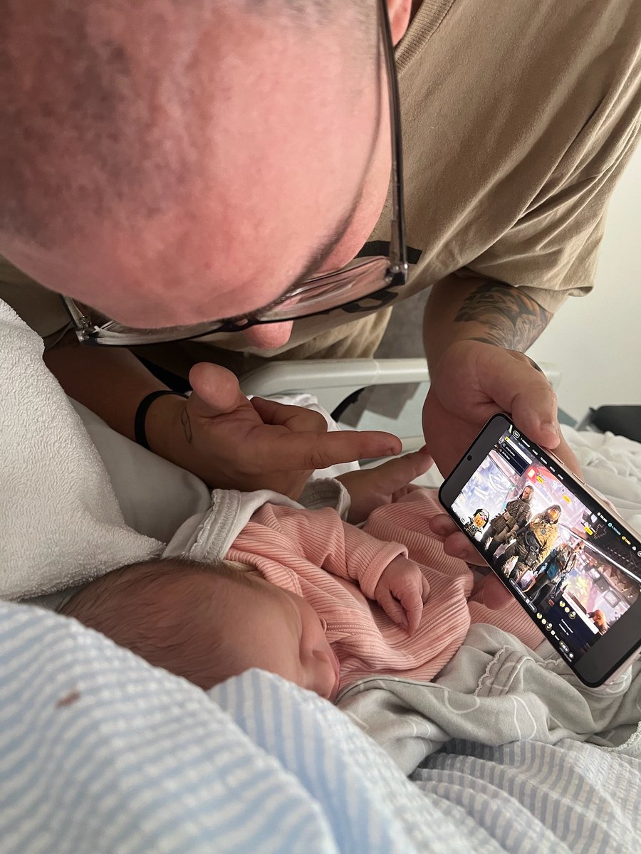TylerSimmonds8's tweet photo. @theburntpeanut My daughter was born 7 hours ago. She already hungers for goop. https://t.co/CZ9NkUkvgx
