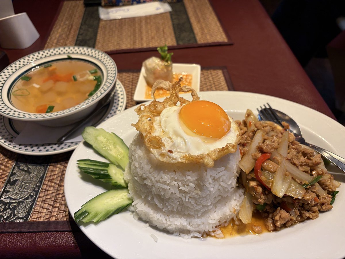 しゃ、写真で見た量だとちょっと足りないかと思って大盛り頼んだだけなんだ…