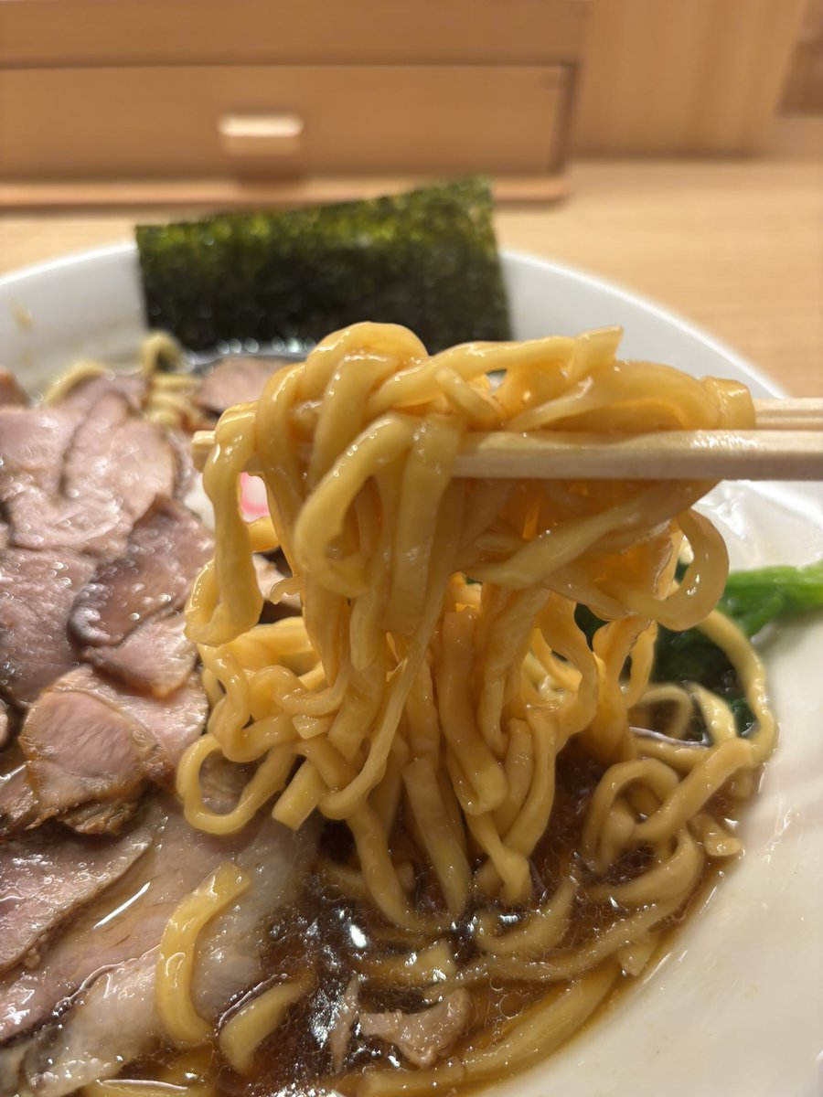 今日も羽田空港案件🚶‍♀️
散歩してたら長岡ラーメンの店見つけた。
醤油の味がガツンとくる。生姜の清涼感がとても良い👌
空港は陽の空気があって好き👌