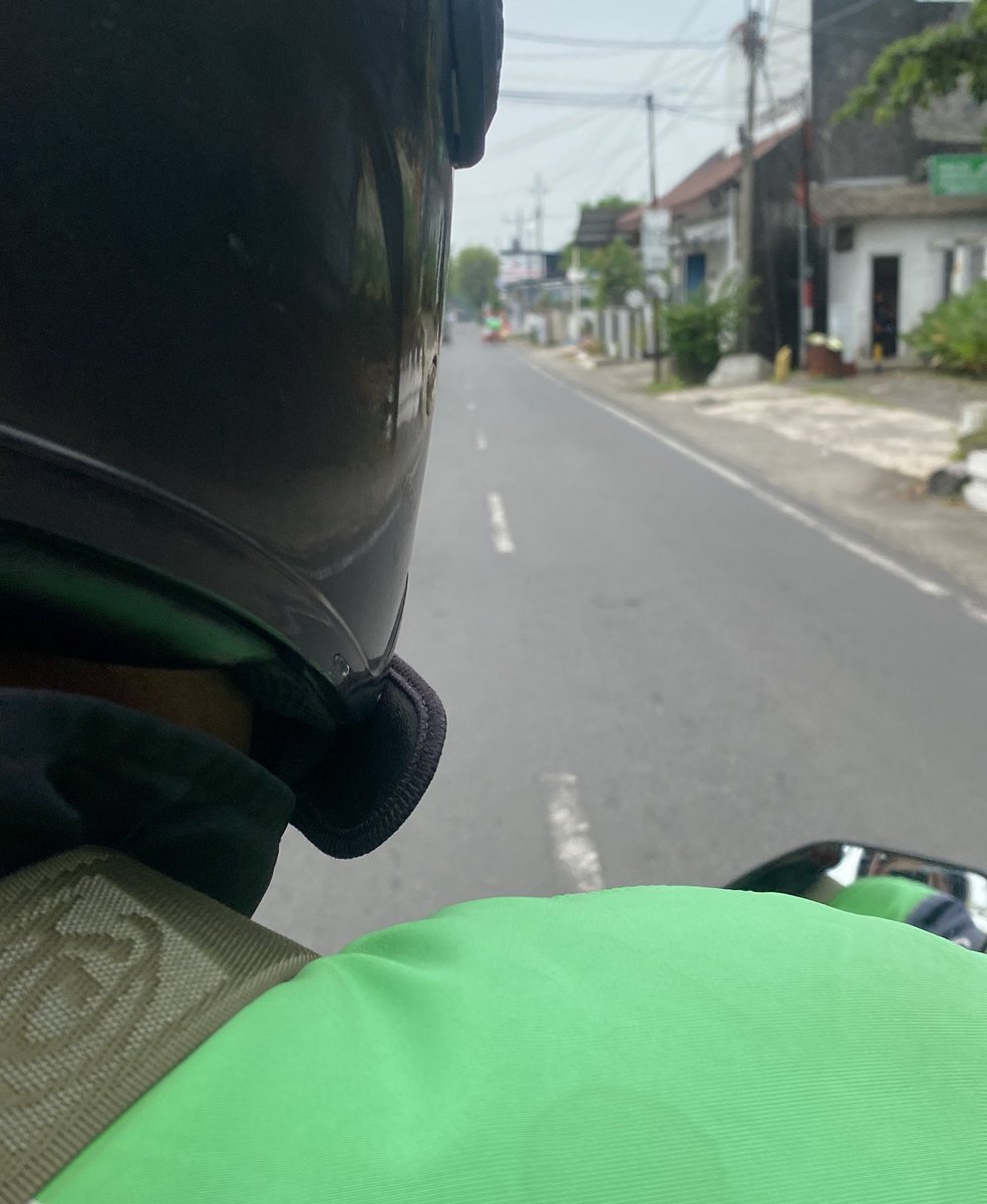 rruliaa's tweet photo. Udah lama bgt ga naik goride, takut bgt nanti pas turun udah sampe trs salim sama drivernya🙃 https://t.co/xmoeZwE5Wd