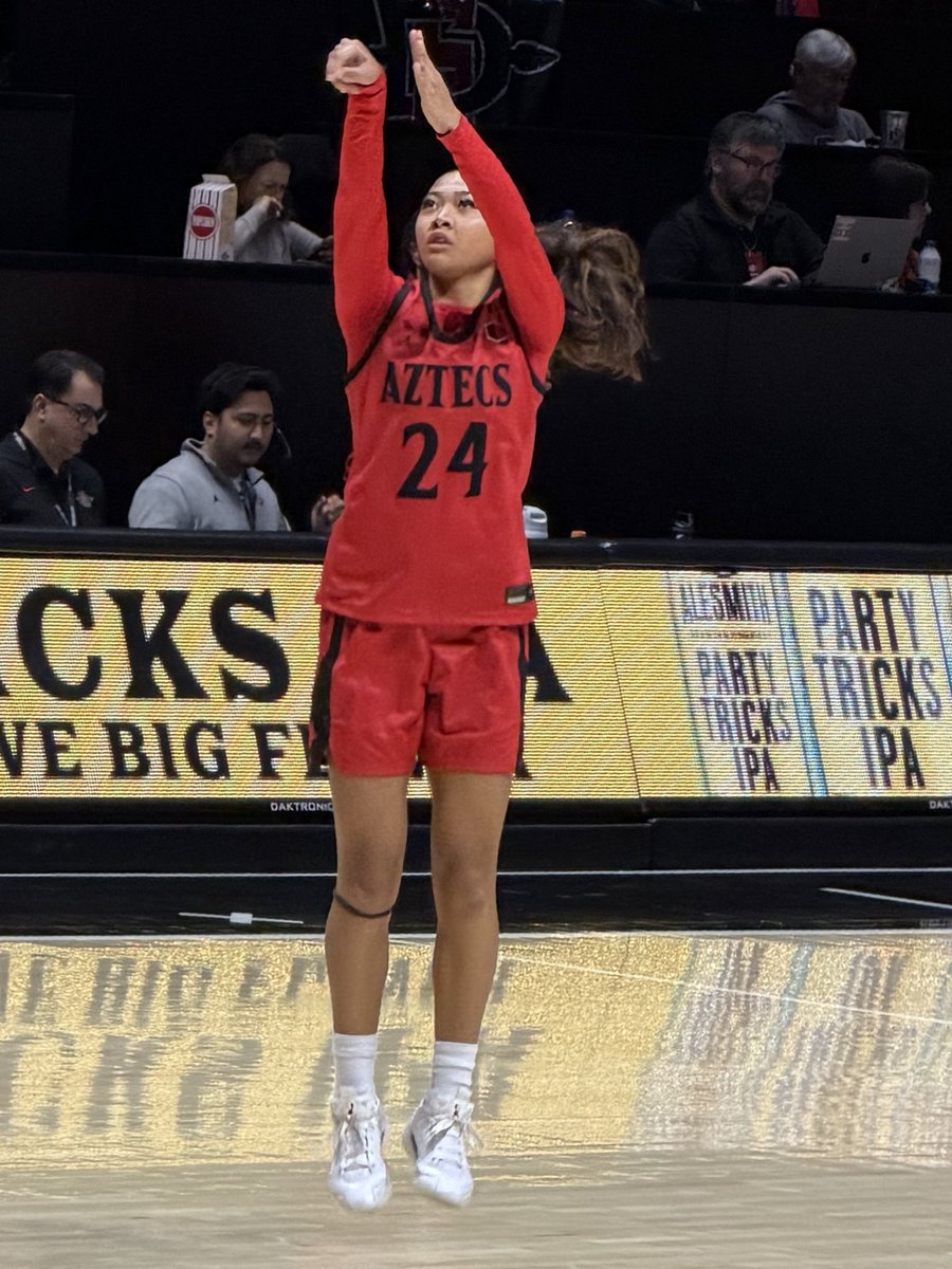 jesusj93's tweet photo. Aztecs win! Court-side magic with Naomi Panganiban, high five &amp; a pic! Signed our #24 thank you! 🙏🏼 @na0mipanganiban GoAztecs! 🏀🏹 https://t.co/DJ6DOjcFjs