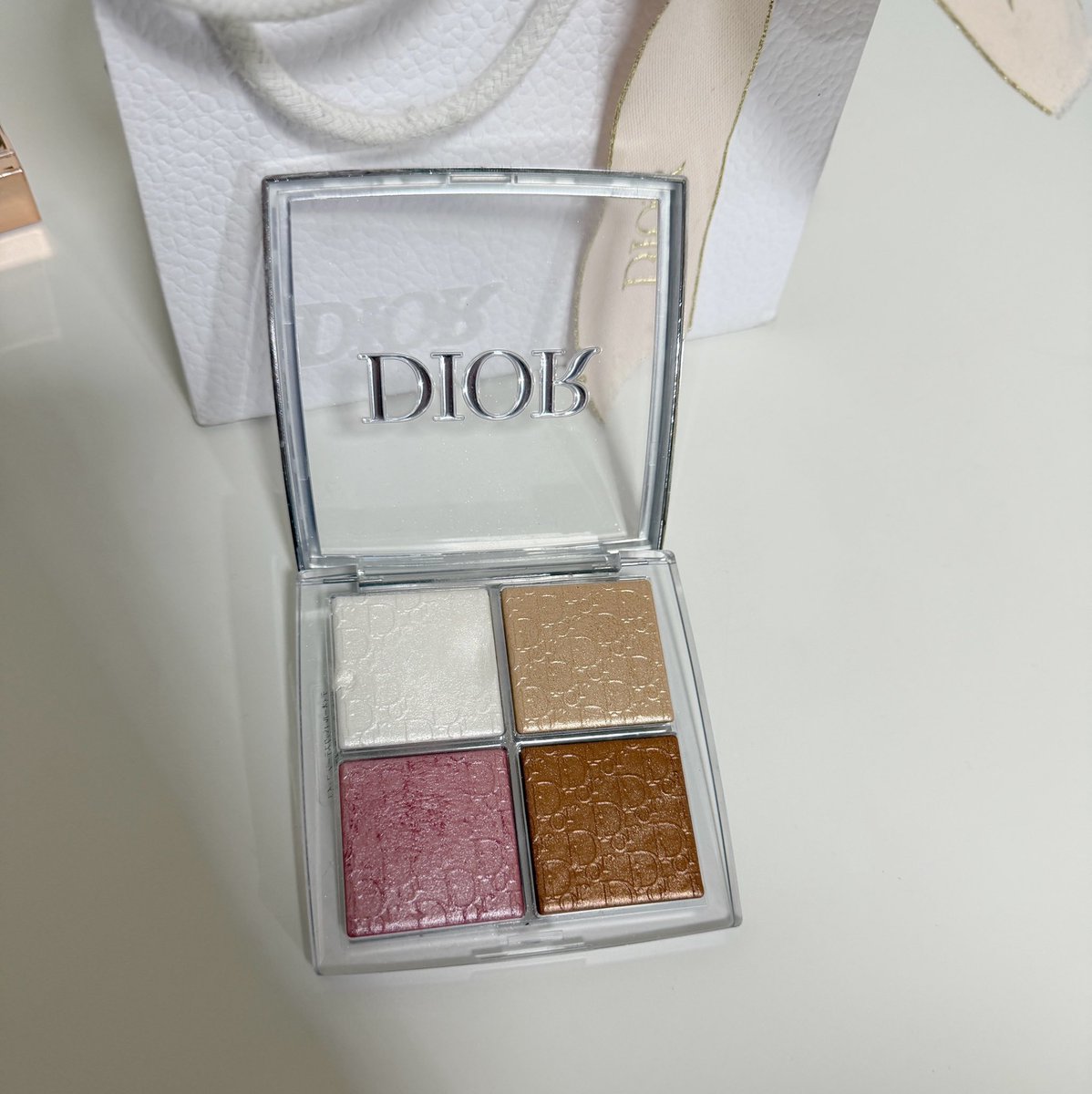 nomeownome's tweet photo. ส่งต่อ Dior Backstage Glow Highlight &amp; Blush 001 Universal Glow
หิ้วจากช้อปญี่ปุ่น พจเดิม ใช้ไปแค่สองสี 
🍬 ราคา 1000 รวมส่ง

สนใจ dm ได้เลยนะคับ
#ส่งต่อคสอ #ส่งต่อคสอมือสอง #ส่งต่อเครื่องสำอาง #เครื่องสําอางค์มือสอง #ลิปchanel  #ส่งต่อลิปสติก #คสอมือ2 #ส่งต่อ https://t.co/8b5fuoYY4e