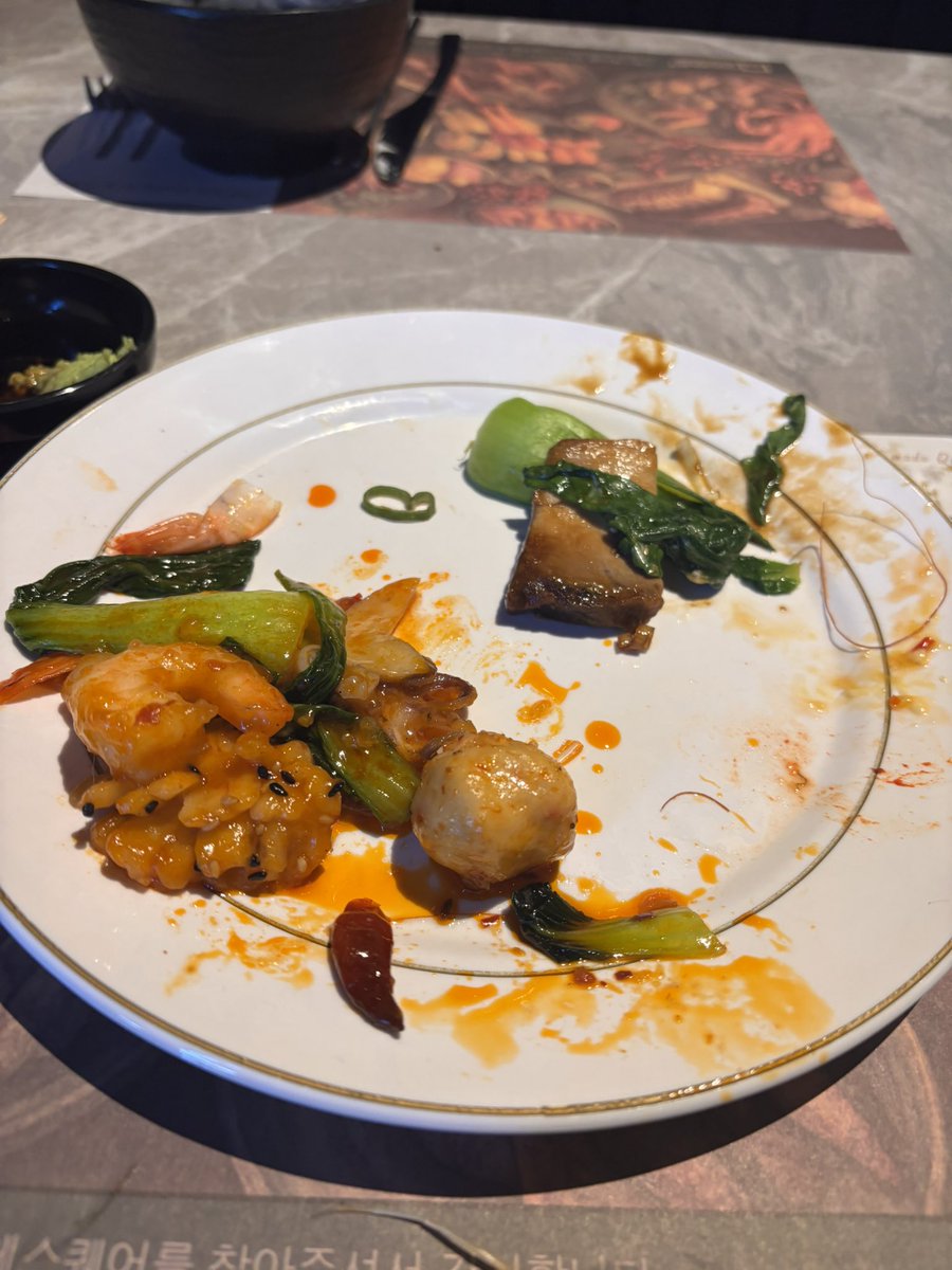 여친이랑 데이트로 뷔페왔는데
해산물이랑 초밥 유명하다그래서 왔는데 해산물이랑 초밥은 생각보다 별로였고...
왜 중식이 맛있는데..ㅋㅋㅋ
마케팅 다시해 중식맛집으로ㅠ