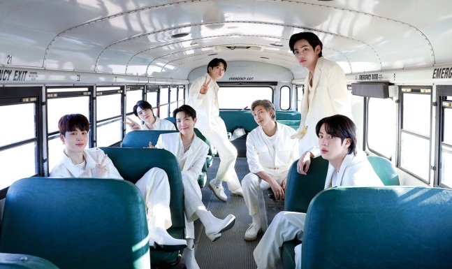 _YNWA613's tweet photo. บัตรคอนเสิร์ต BTS WORLD TOUR 'ARIRANG' ในเม็กซิโกขายหมดเกลี้ยงทั้ง 3 รอบใน 37 นาที ดึงดูดผู้คนมากถึง 1.1 ล้านคน

สื่อท้องถิ่นเม็กซิโก La Jornada รายงานว่าบัตรคอนเสิร์ตทั้ง 3 รอบที่ ESTADIO GNP SEGUROS ของ BTS ขายหมดเกลี้ยงทันทีที่เริ่มเปิดขาย และบัตรที่เปิดขายในรอบพรีเซลสำหรับแฟนคลับก่อนหน้านี้ก็ขายหมดเกลี้ยงทุกที่นั่งในเวลาไม่ถึงชั่วโมง

ทาง Ticketmaster ได้อธิบายปรากฎการณ์การซื้อบัตรครั้งนี้ว่า "เป็นหนึ่งในแบบอย่างของอีเว้นต์ที่เข้มข้น และมีความต้องการซื้อสูงที่สุดในประวัติศาสตร์ของเม็กซิโกในช่วงนี้

ESTADIO GNP SEGUROS ได้รับพิจารณาให้เป็นสถานที่จัดคอนเสิร์ตระดับโลก จึงตีความได้ว่าความคลั่งไคล้ BTS คือปรากฎการณ์ระดับโลกที่เกินกว่าความนิยมเพียงอย่างเดียว ความกระตือรือร้นเช่นนี้ไม่ใช่แค่ปรากฎการณ์ทางวัฒนธรรมแต่เป็นเอฟเฟคแบบไหลรินที่ส่งผลต่อเศรษฐกิจเกาหลีโดยรวม

ความสำเร็จของ BTS ได้รับการประเมินว่าเป็นการเคลื่อนไหวทางวัฒนธรรมที่ไกลเกินกว่ายอดขายอัลบั้มและอันดับบนชาร์ตทั่วๆ ไป

"BTS กำลังเขียนนิยามของอุตสาหกรรมดนตรีสมัยใหม่" อิทธิพลของ K-Pop กับอาร์มี่ในเม็กซิโกที่กำลังแสดงให้เห็นคือแรงผลักดันให้เม็กซิโกเป็นตลาดการแสดงที่สำคัญที่สุดในลาตินอเมริกา

https://t.co/5w0tEokJ5m