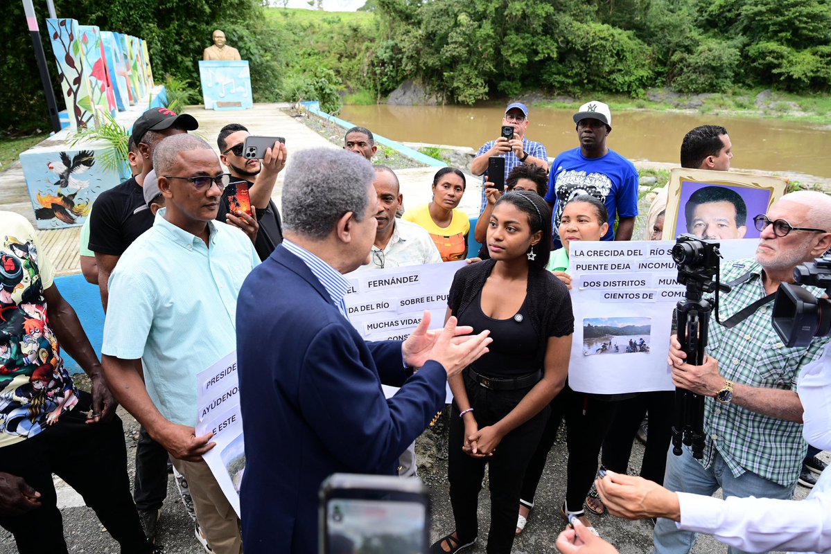 La tarde de este sábado visité al empresario local Domingo Suero y a su familia en el distrito municipal La Cuchilla, y luego encabecé la juramentación de nuevos miembros de la #FuerzaDelPueblo en La Cuchilla y Medina, compartiendo con dirigentes y comunitarios de la zona.