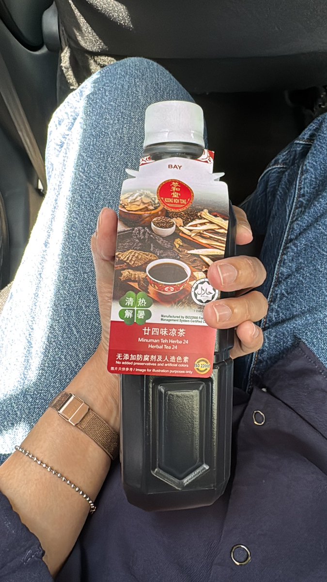 niaozza's tweet photo. *at the halal herbal tea shop*

👩🏻‍🦳: suka manis atau suka pahit?
🧕🏻: pahit ✨🥰

PAHIT BANGET 😭😭 ga nyangka 😂🤣
Bulan depan kita cobain varian yg manis aja 🤣 https://t.co/bwOlxHROjg