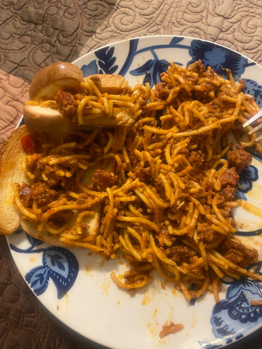happywithoutjt's tweet image. cold asf outside but this spaghetti and butter toast. #goodeats