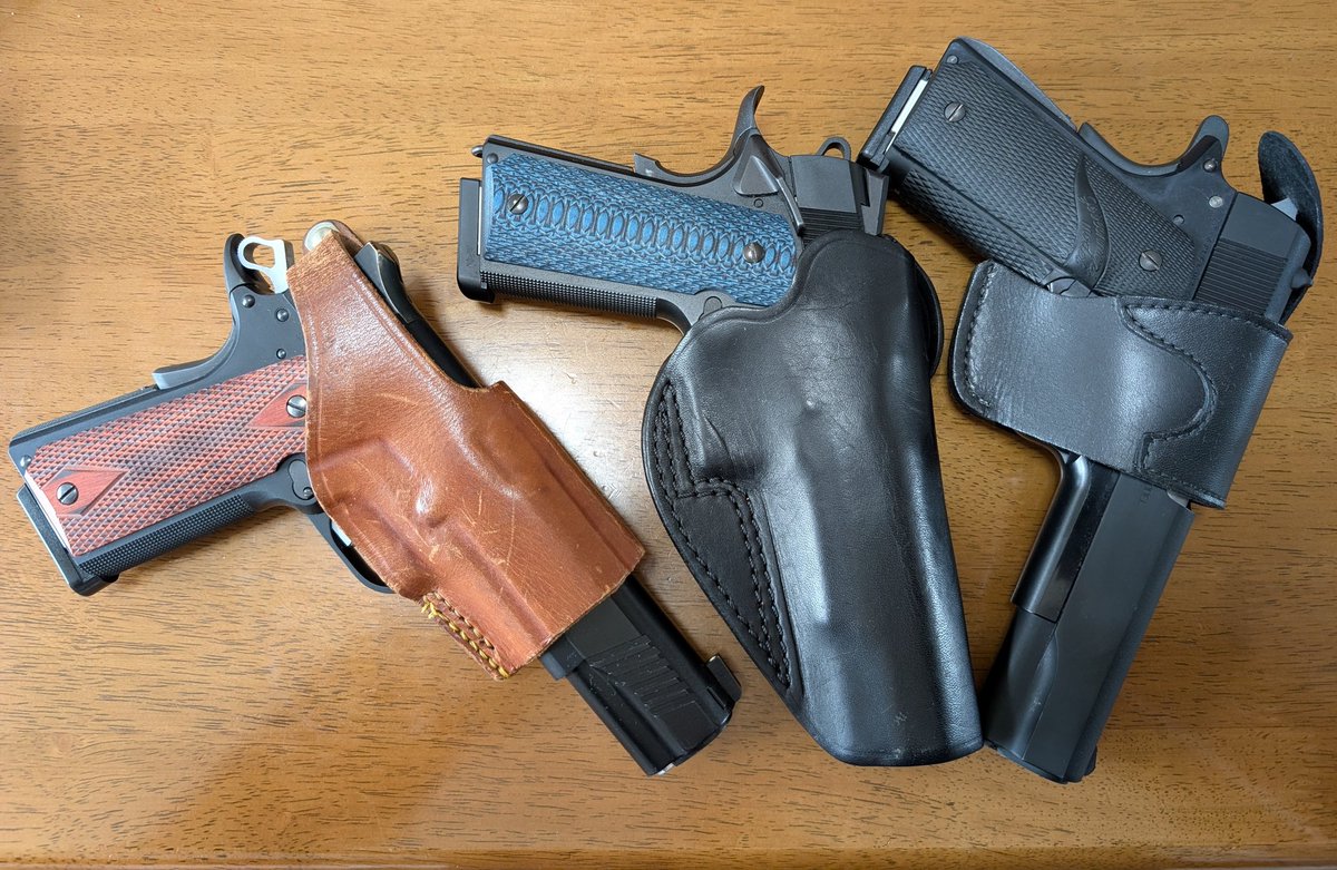 手持ちのホルスターにガバメント入れて遊んでみる。こないだ買った