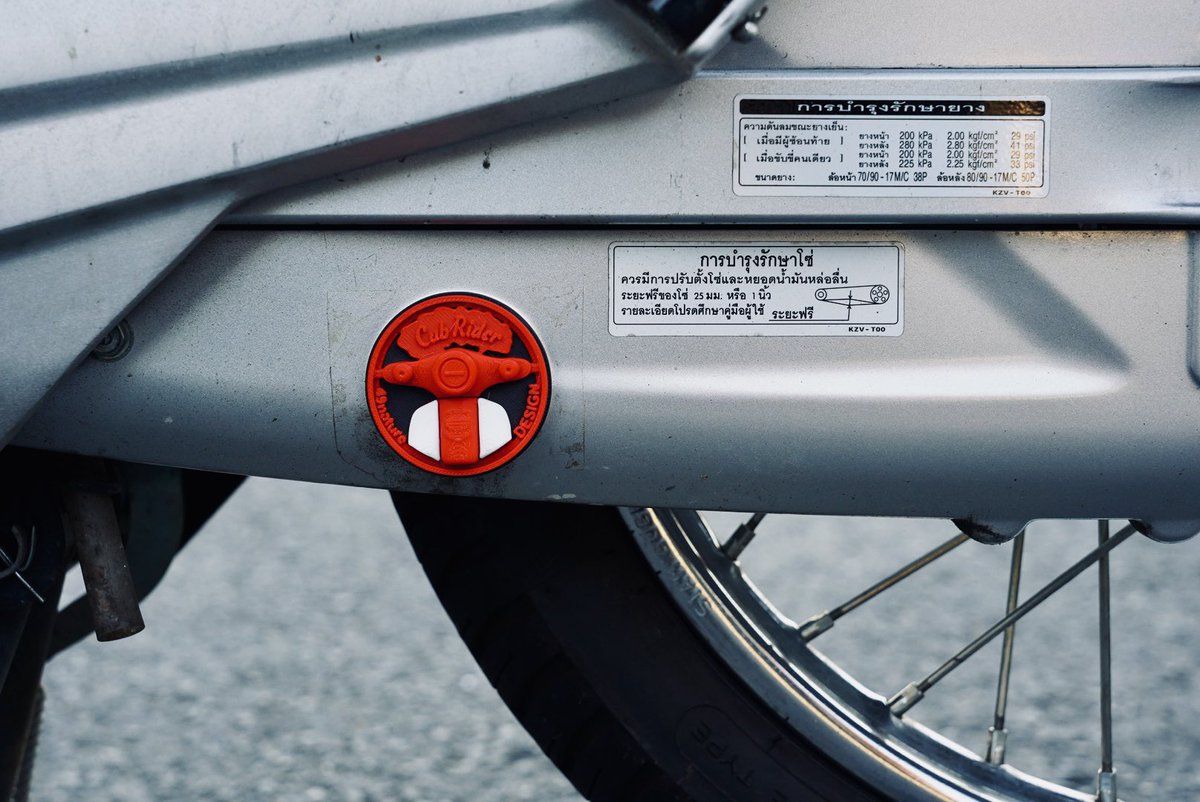 スーパーカブのチェーンの穴カバー ちょっと可愛いので青色も作ってい