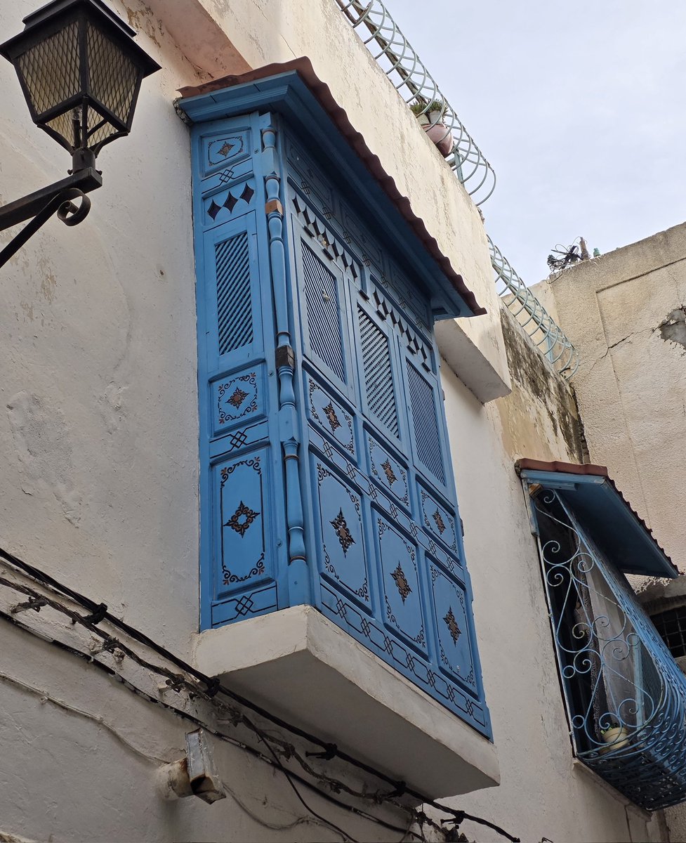 Yanou_disney's tweet photo. チュニスの旧市街を歩いていると、イスラーム世界の都市で見られる要素がここでもしっかり見られる。
外からの視線を遮るマシュラビーヤや住居区画を仕切るサーバード、そしてサビール(水飲場)もあった。
サビールは15世紀のものが近年になり修復されたようで、グランドモスクの壁に沿うように建つ。 https://t.co/kYnOWJauUW