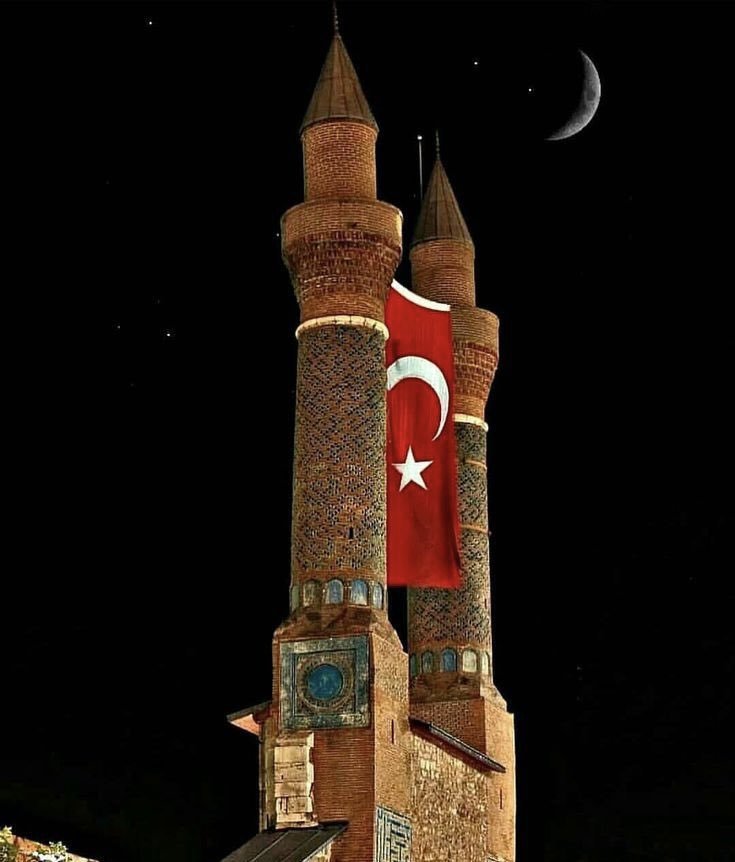 • Saç örgüsüyle duyar kasanlardan midesi bulananlar için buraya şerefli bayrağımızı bırakıyorum. 🇹🇷