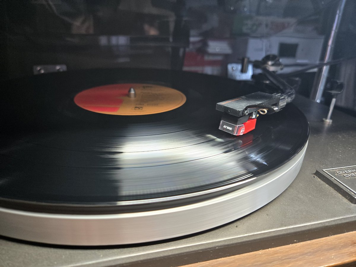 約、50年前に買ったPIONEER(パイオニア）のレコードプレーヤーPL-M12 ベルト交換(Amazonで購入）で復活しました。
カートリッジは、オーディオテクニカの、VM型のAT-100E