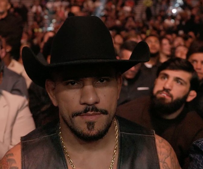 i__hatan's tweet image. شاما مع فود بلوجر مدري وين شايفه 🔥🔥🔥🇧🇷🇧🇷🇧🇷
#UFC324