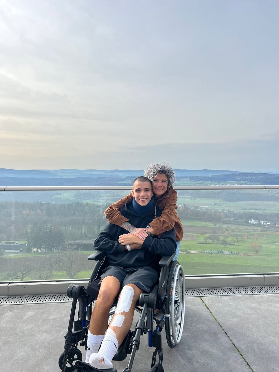 motto_motogp's tweet image. 昨年のマレーシアグランプリのMoto3クラス決勝直前、サイティングラップ中に発生した大事故により、深刻な内臓損傷および複数回の心停止により文字どおりの生死の境を彷徨ったノア・デットワイラー。懸命な蘇生処置が功を奏し、心拍を取り戻したデットワイラーだったが、その事故の大きさと身体的なダ…