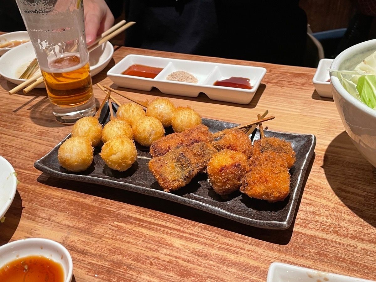 昨日運営を初めて10年目を迎えた英会話サークルの新年会でしたが、会場に利用した飲み屋さん、まさかのよなよなエールが飲み放題メニューあって、よなよな好きがハイテンションになるいい飲みさんでした！

私も例外なくガブガブいただきました笑

ウナギの串カツも美味しかったなー。