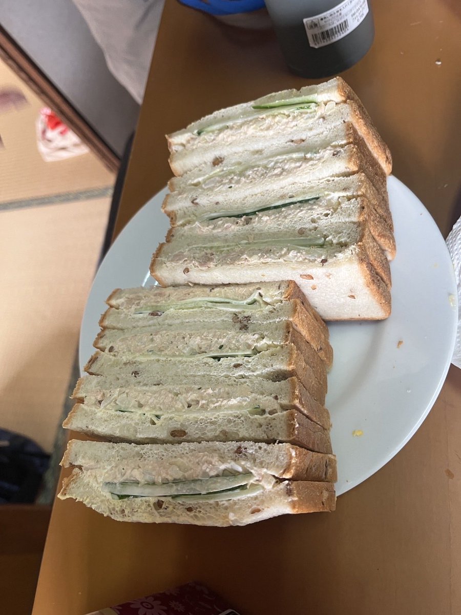 【あまがさきユース保健室】
本日はユース食堂😊こうべコープの前田さんからたくさん食材をいただき、シーチキンと卵サンドを作っています🥪食材は食べるのに困っている大学生へ。市営住宅の訪問もしています！
＃ユースクリニック　＃ユース　＃健康　＃妊娠　＃子育て　＃こども食堂　＃出産