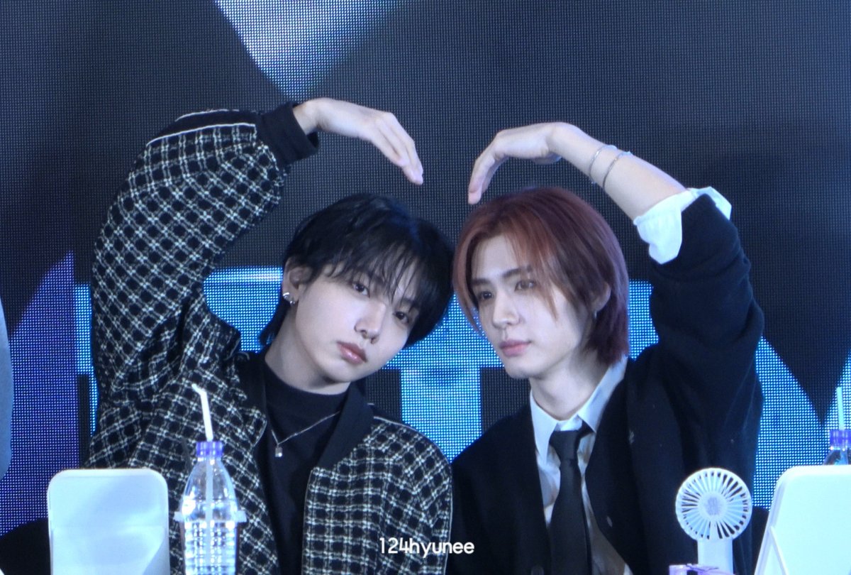 260125 이즈위 대면

물멍즈 ❤️

#명재현 #이한 #보이넥스트도어
#JAEHYUN #LEEHAN #BOYNEXTDOOR