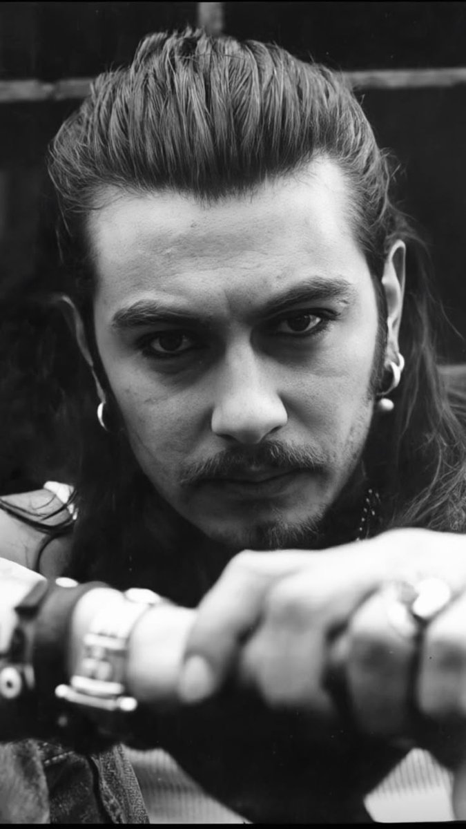 "Tepede beyaz bir saray 
Sarayda soytarı bir kral."