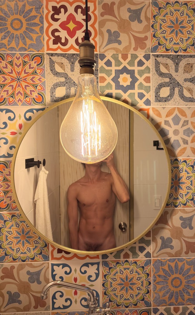 DavidVallejoG's tweet photo. Bulb headed 💡 https://t.co/4LIYHLqEwU