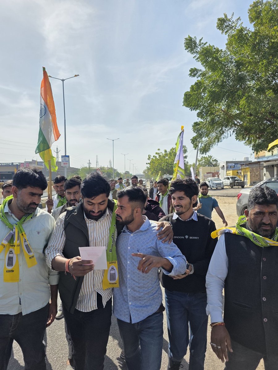 आज बाड़मेर मुख्यालय पर आयोजित "RLP सम्मान संकल्प" पदयात्रा बाड़मेर से सिद्ध श्री खेमा बाबा मन्दिर दर्शन के शुभारंभ कार्यक्रम में सम्मिलित हुआ।
यह पदयात्रा केवल एक कार्यक्रम नहीं, बल्कि जनता के सम्मान और हक़ की लड़ाई का संकल्प है।