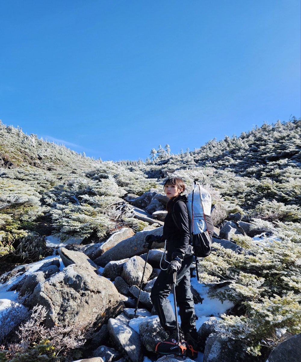 rika_0516nekota's tweet image. 北八ヶ岳にある高見石（2225ｍ）に登りました。

高見石は「日本の貴重なコケの森」に選定されていて、コケの三大聖地のうちの一つらしいです。雪の間からコケがついた岩がポコポコ出ていて可愛かった🦆🪨…