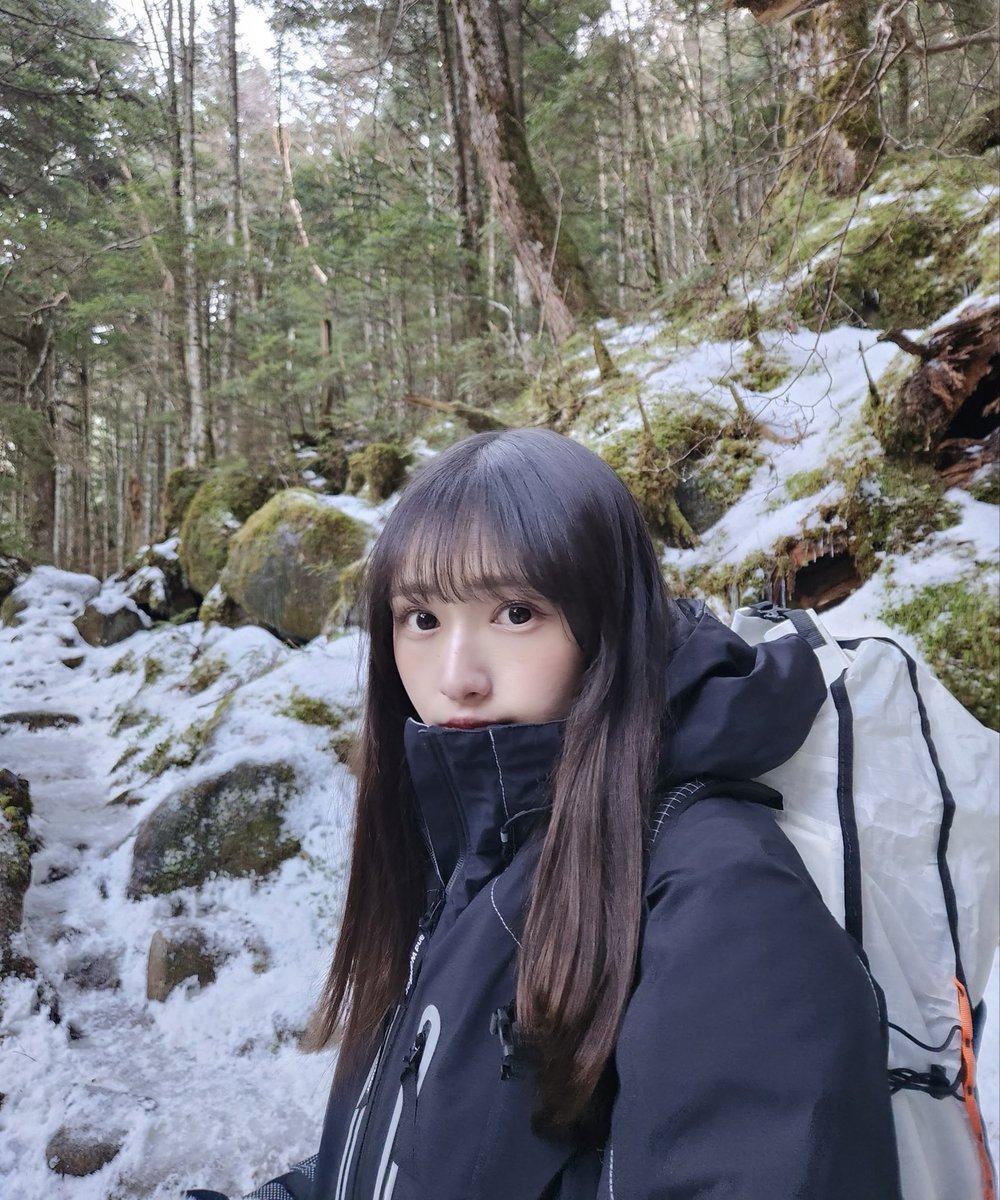 rika_0516nekota's tweet image. 北八ヶ岳にある高見石（2225ｍ）に登りました。

高見石は「日本の貴重なコケの森」に選定されていて、コケの三大聖地のうちの一つらしいです。雪の間からコケがついた岩がポコポコ出ていて可愛かった🦆🪨…