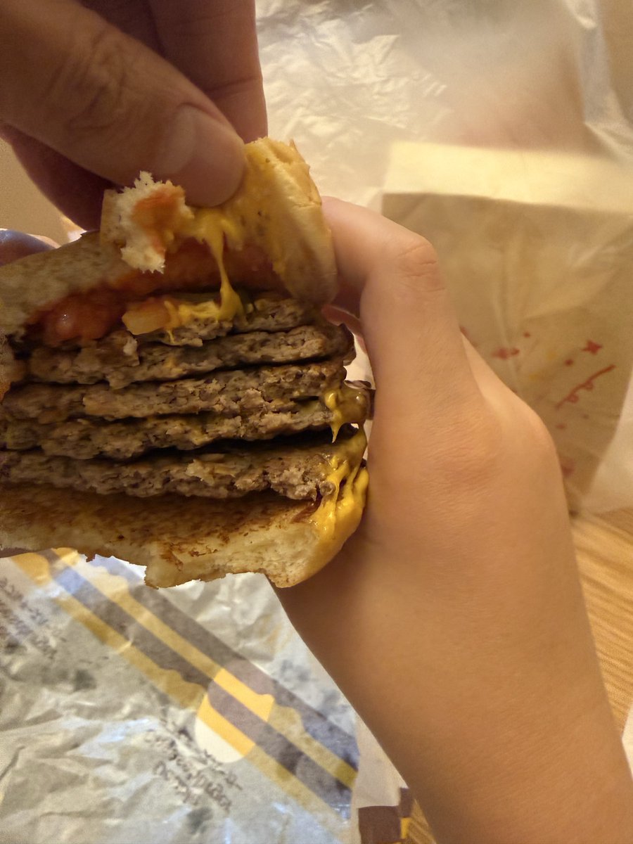 etsumu6101's tweet photo. 倍マックのダブチー。肉5枚入ってた❗️
子供大喜び^_^ https://t.co/aAfseh0fJE