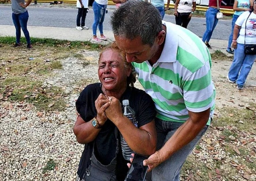 Ya Diosdado, Delcy, Tarek y sus jueces verdugos no solo están matando presos políticos inocentes. También asesinan y torturan a sus madres. Cuatro madres han muerto en las afueras de cárceles esperando la libertad de seres queridos. La maldad del régimen no tiene límites. Basta!