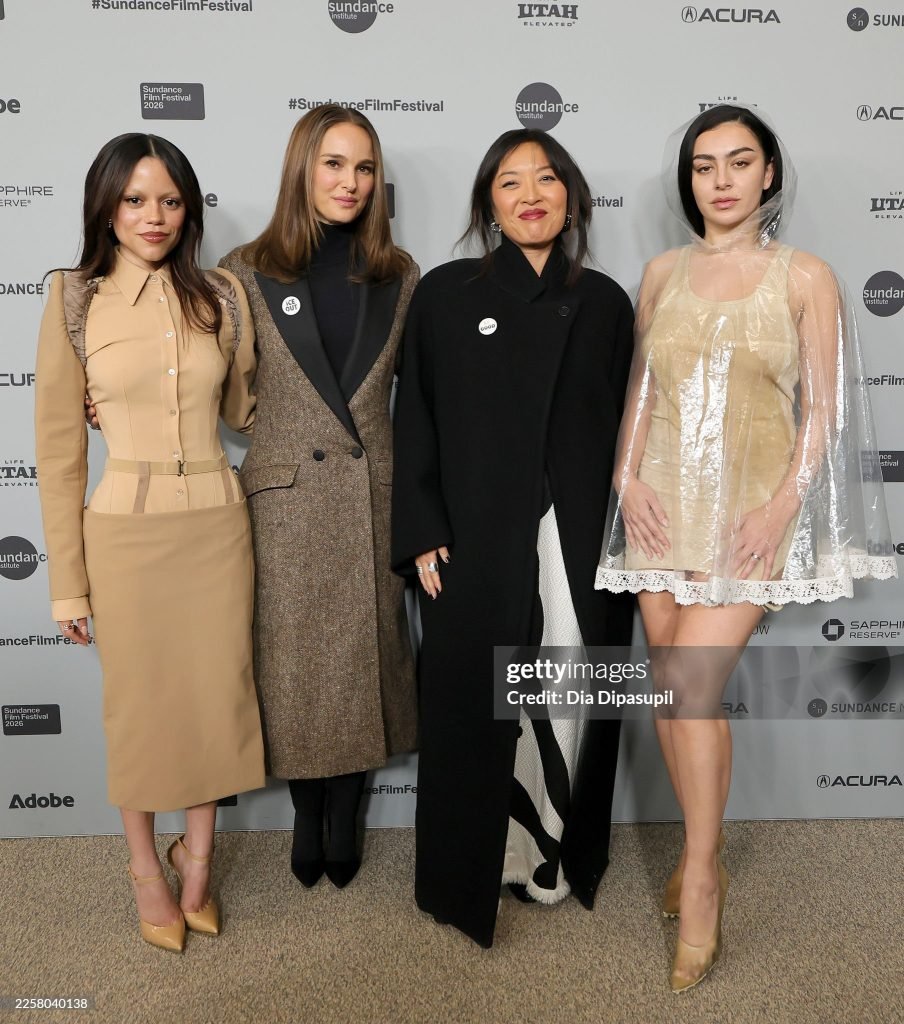 nattyfanstar's tweet photo. ”The Gallerist” Premiere https://t.co/u13JqfyHtL