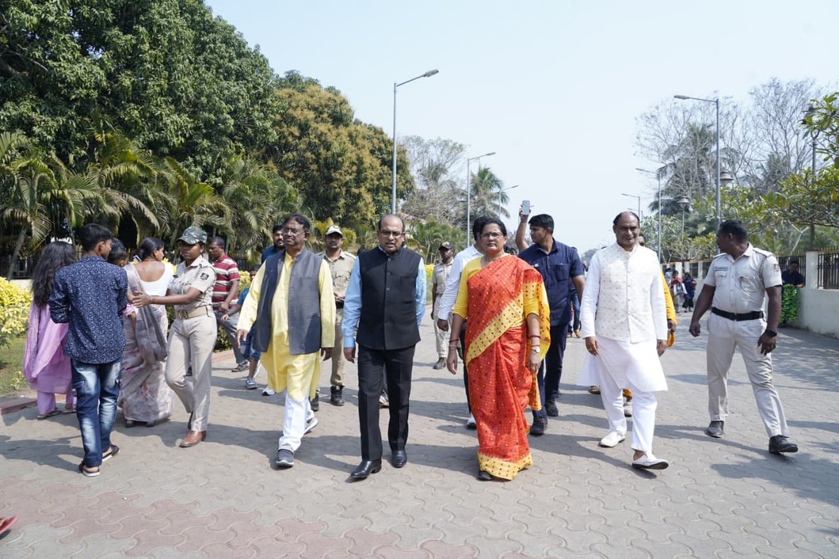 PravatiPOdisha's tweet photo. ଆଜି ପବିତ୍ର ମାଘ ସପ୍ତମୀ ଅବସରରେ ଓଡ଼ିଶାରେ ପ୍ରଥମ ଥର ପାଇଁ ୨ଟି ବିଳାସମୟ କାରାଭାନ୍‌ର ଶୁଭାରମ୍ଭ କରାଗଲା ।  ବିଶ୍ୱସ୍ତରୀୟ ସୁବିଧା ଥିବା ଏହି ଦୁଇଟି କାରାଭାନ୍‌ ଓଡ଼ିଶା ଆସୁଥିବା ପର୍ଯ୍ୟଟକମାନଙ୍କ ଅନୁଭୂତିକୁ ଆହୁରି ସୁନ୍ଦର ଏବଂ ଆକର୍ଷଣୀୟ କରିବାରେ ସହାୟକ ହେବ । ଏହି ୨ଟି ବିଳାସମୟ କାରାଭାନ୍‌ର ଶୁଭାରମ୍ଭ ଦୃଷ୍ଟିରୁ ଆଜିର ଦିନ ଓଡ଼ିଶାର ପର୍ଯ୍ୟଟନ ଇତିହାସରେ ଏକ ନିଆରା ଦିନ ହୋଇ ରହିବ ।  

ଏହି କାର୍ଯ୍ୟକ୍ରମରେ ପର୍ଯ୍ୟଟନ ବିଭାଗର ନିର୍ଦ୍ଦେଶକ ଦୀପଙ୍କର ମହାପାତ୍ର, ପର୍ଯ୍ୟଟନ ବିଭାଗର ଅନ୍ୟ ଅଧିକାରୀଗଣ, ବିକାଶ ଇକୋ ରିସୋର୍ଟର ସିଏମ୍‌ଡି ଭି ଶ୍ରୀନିବାସ, ବିଦ୍ୟା ବିକାଶ ଗ୍ରୁପ୍‌ର ସିଏମ୍‌ଡି ଜି ଭାସ୍କର ରାଓ ଏବଂ ବିଦ୍ୟା ବିକାଶ ଗ୍ରୁପ୍‌ର କର୍ମକର୍ତ୍ତାଗଣ ଉପସ୍ଥିତ ଥିଲେ । @odisha_tourism @TourismDptt  @EcoVikash