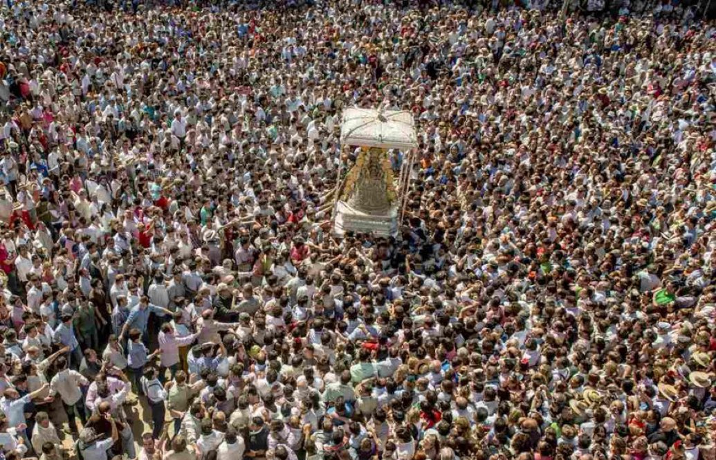 Vivir sin fe es triste, pero peor es morir sin esperanza. Despedir a unos cristianos en un funeral laico impuesto por los políticos es un acto perverso.
Huelva es cristiana y rociera y lo será siempre. La fe del rociero es la confianza en que más allá de este mundo hay unas