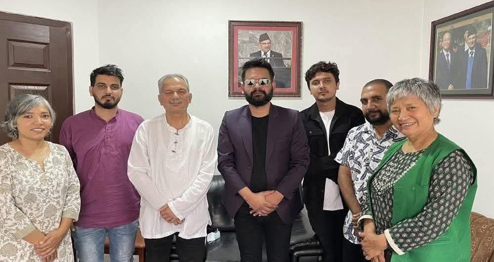 76 जनाको हत्यारा संग मंच सेयर नगर्ने हो ,17 हजार मार्नेहरुलाई चै अभिभावक मान्ने हो।😁 
इति । <a href="/balenshah57/">Balen Shah Fans</a>