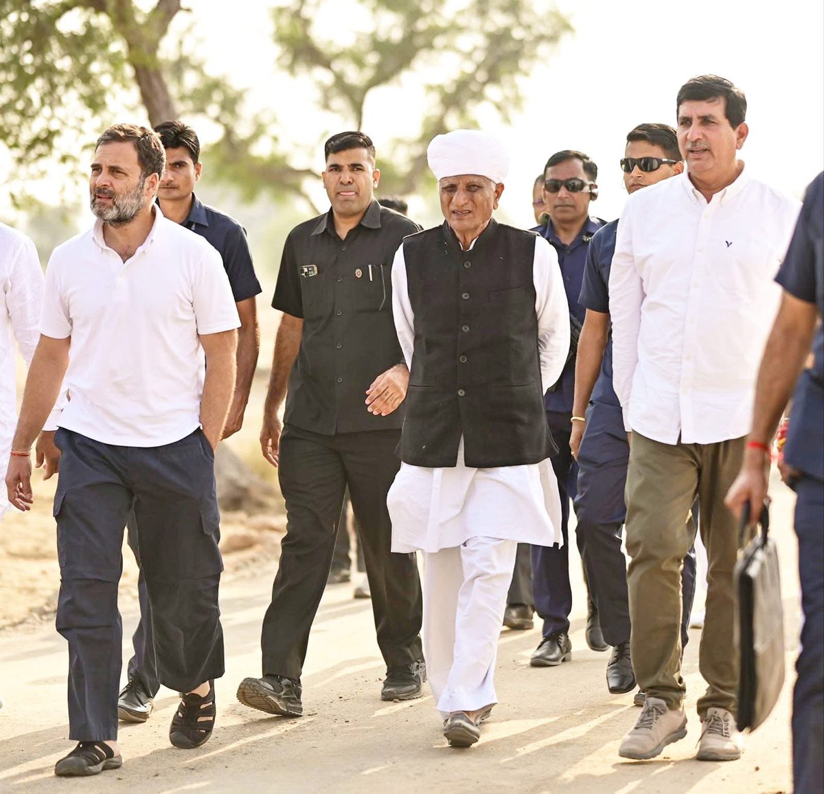 SanwalDudi's tweet photo. स���दगी भरे जीवन की मिशाल जिन्होंने हमेशा आमजन पिछड़े तबके की आवाज़ को उठाने वाले आदरणीय हेमाराम जी।

@Hemaram_INC 

 #जननायक_हेमाराम_चौधरी https://t.co/sYSHhU2oMM
