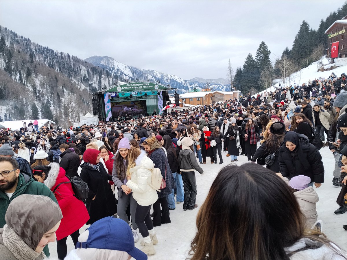 Rizedeyiz ,
Her yıl Ocak ayının son hafta sonu ve bu yıl 18 cisi düzenlenen Ayder kar şenliğindeyiz.👏👏👏
Rize kıskançlığı  bir türlü dinmeyen Trabzon 
Rizeye inat ilkini bu yıl olan Uzungöl kış festivali başlatmış
Bir hafta önce ve sonrası değil aynı tarihte
Allah şifa versin