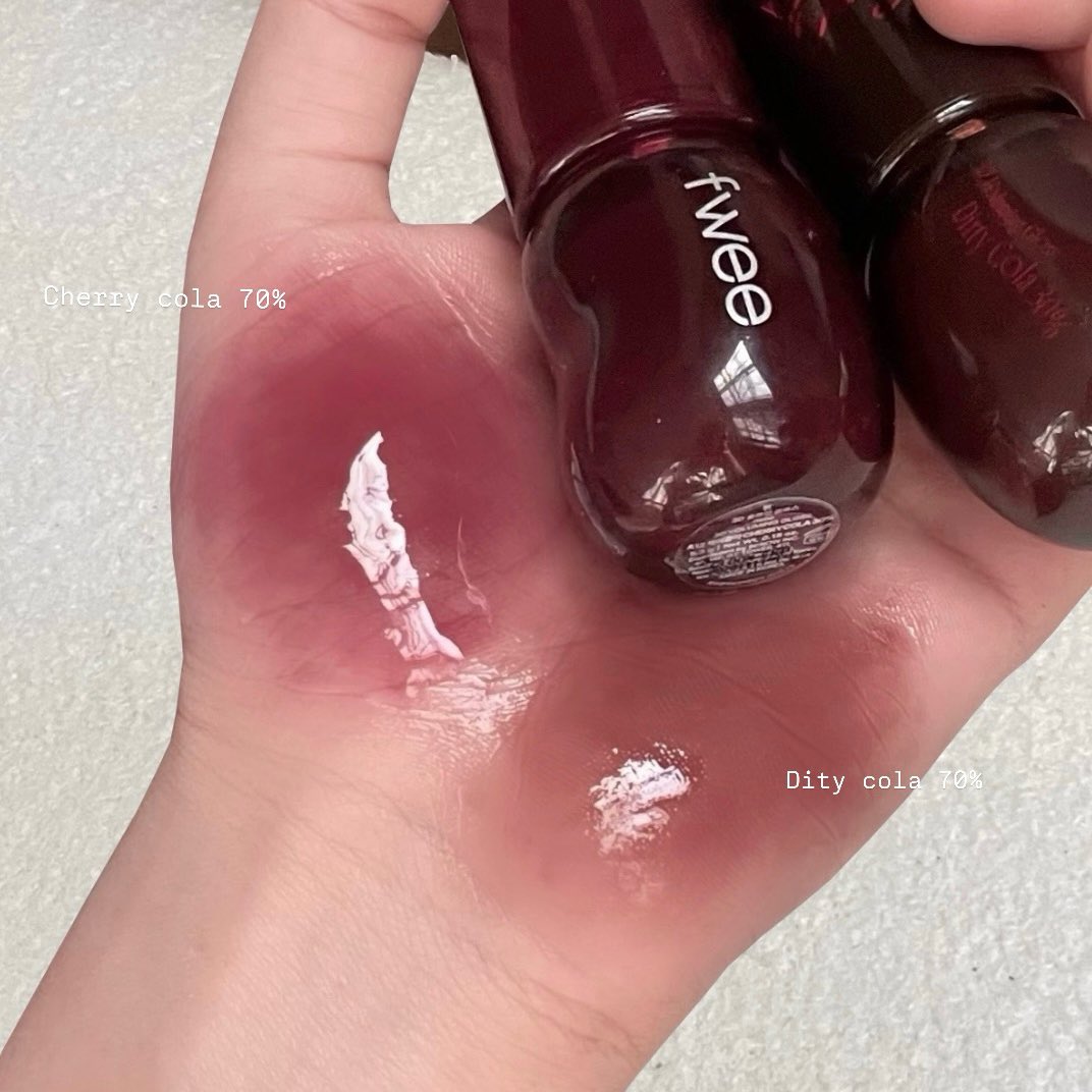 ลิปfwee cola-gloss เติมของแล้วววว 🥤 

ใครรออยู่ชีมาแล้ว โทนตุ่นนัวก่ำสะใจมาก แดงเชอรี่ น้ำตาลโคล่าไม่แปลกใจที่พสอินเตอชีหวีดกันหนัก สวยยตาแตก (รอบที่แล้ว sold outไวมากกก)