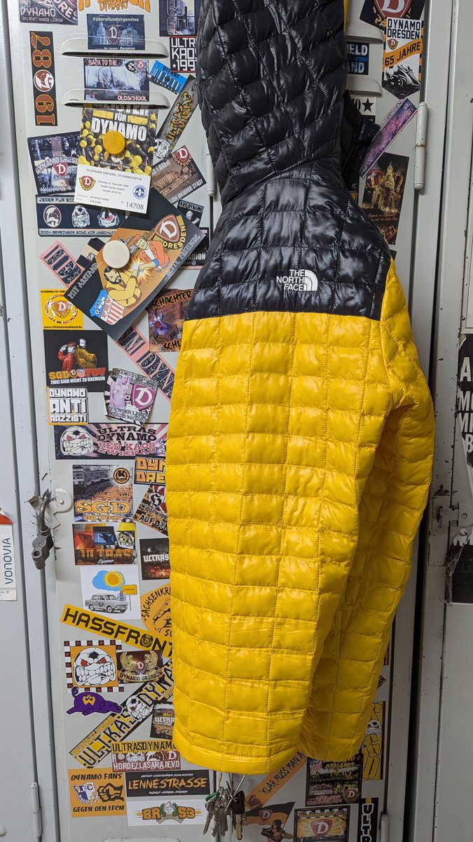 halsbruecke's tweet image. in meiner familie ist gestern etwas sehr trauriges passiert und der sieg tröstet mich etwas darüber weg 😥

blick in meine kabine 🖤💛
#derbysieger #fcmsgd #klock
@DynamoDresden 

ich wünsche euch allen einen schönen sonntag 🍀 ❤️ 
#teamfrühschicht 💪🏼