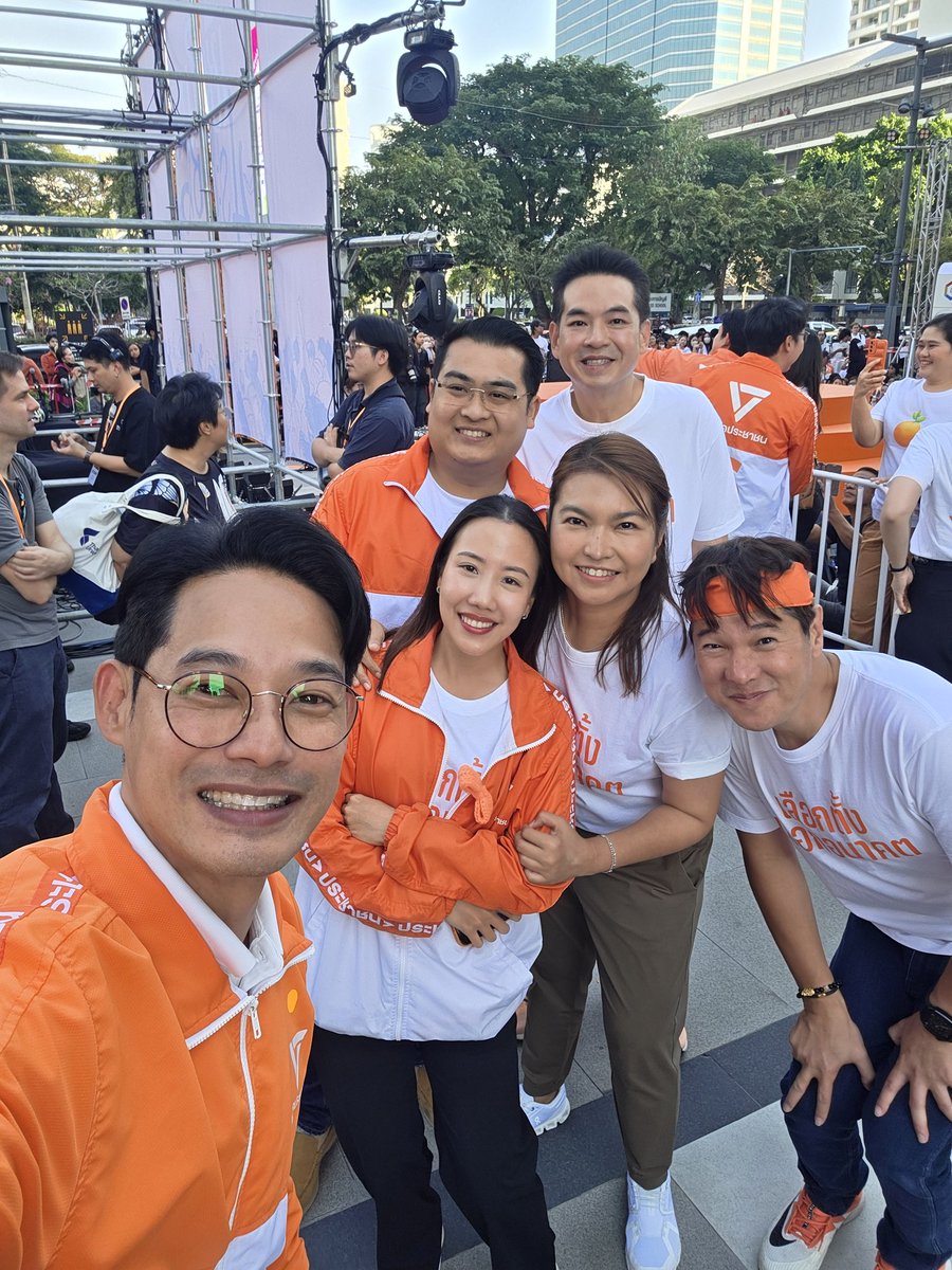 พร้อมอยู่ที่เวทีแล้วค่ะ

สื่ออิเล็กทรอนิกส์นี้ผลิตโดย ปวิตรา จิตตกิจ ที่อยู่ 167 ชั้น 4 ซอยรามคำแหง 42 แขวงหัวหมาก เขตบางกะปิ กทม. จำนวน 1 ชิ้น วันเดือนปีที่ผลิตตามที่ปรากฏ