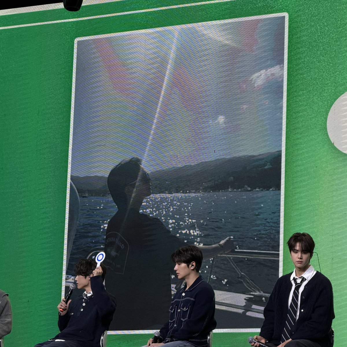 선우가 찍어준건데 원래 바다 찍으려고했는데 바다보다 예쁜게 있어가지고 찍었대 영훈이 예쁘다아