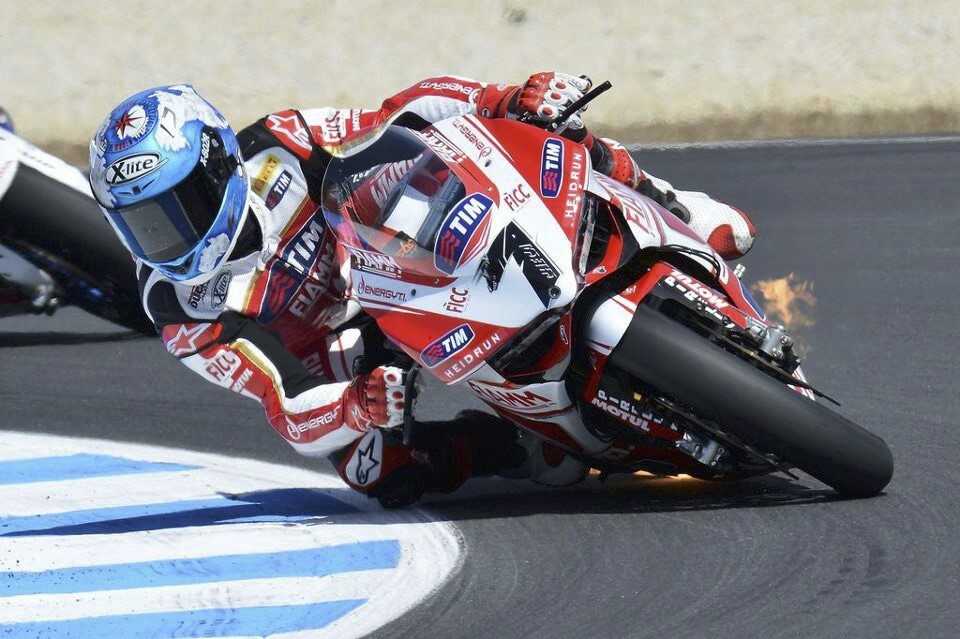 Aquí os dejo esta foto que hoy, recordando al desaparecido y llorado <a href="/Genesiobevila/">Genesio bevilacqua</a> , me ha arrancado una sonrisa viendo como nos las ingeniamos para combinar en el dorsal mi 7 y el 1 de Campeón del Mundo de <a href="/WorldSBK/">WorldSBK</a>  en la cúpula de mi <a href="/DucatiMotor/">Ducati</a> .