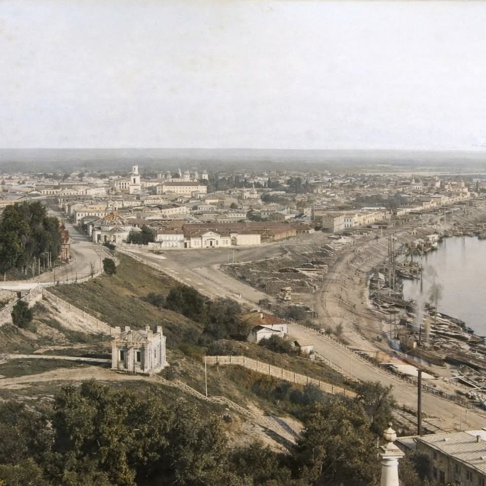 GensekNato15656's tweet photo. Саме так виглядав наш Київ 152 роки тому назад, а саме в 1874 році! Бруківка, затишні будиночки, храми та простір! Кожне фото - як картина, можна довго роздивлятись і щоразу знаходити щось нове, бо на розфарбованих фото це робити приємніше. https://t.co/vvGQyrCRb5