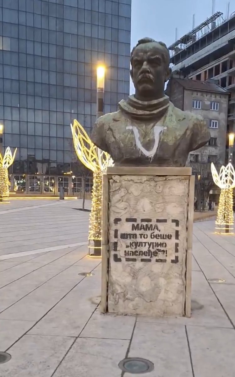 Tucović vam i mrtav smeta, srbonacoši?!
112 godina, s kolena na koleno, mrzite čoveka jednakosti, pravde i istine koju vam je bacio u lice, je li velikosrpske/integralističke vucibatine?
Smrdare kokošarske, i kosti pravih patriota mrzite, rusoradikalski kradljivci bele tehnike!