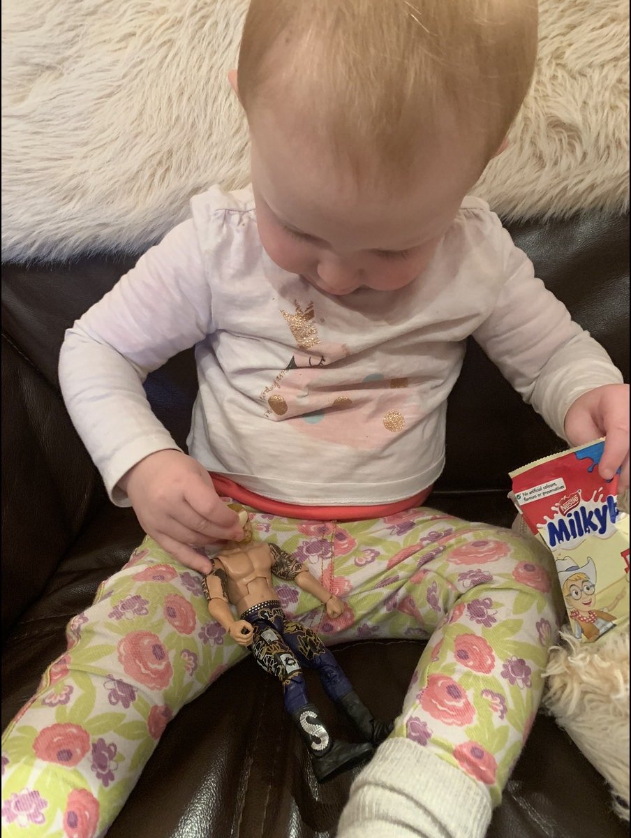 aims2889's tweet photo. Came up on my memories- 7 years since Felicity had her @HEATHXXII obsession and would feed him and take him for walks 🙈😂 https://t.co/ZOj5ZA3vPR