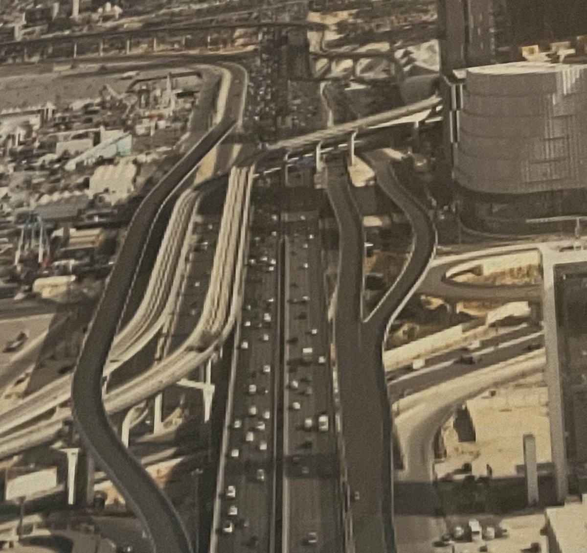 مناظر تُجسّد الشكل المستقبلي للطرق المحيطة بالمركز المالي #كافد، في ظل تنفيذ 19 جسرًا متنوعًا تهدف إلى تعزيز الربط بالمركز، وتحسين كفاءة الحركة المرورية، وتسهيل تجربة التنقل عبر المحاور الرئيسة المجاورة، بما يشمل طريق الملك فهد، والطريق الدائري الشمالي، وطريق التخصصي