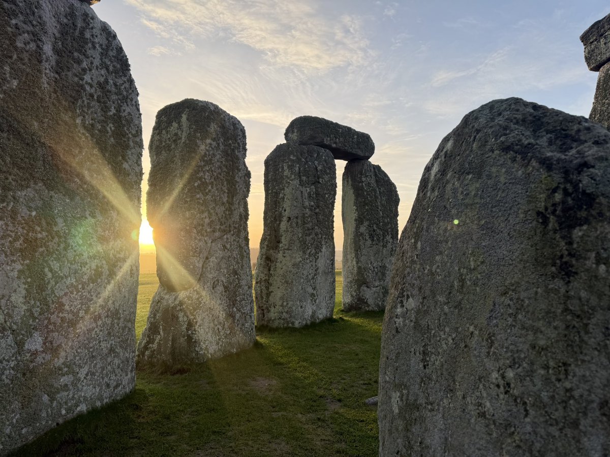 Sunrise at Stonehenge today (25th January) was at 7.54am, sunset is at 4.45pm 🌤️
