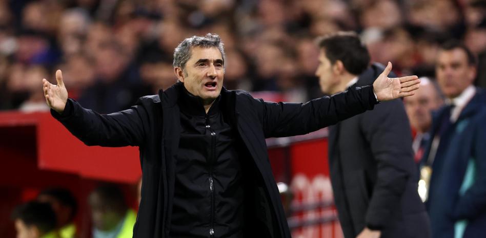 Vivimos tiempos de sobredimensionar absolutamente todo y de gestionar ‘regulintxi’ la frustración.

Pero por lo menos no faltar el respeto (con insultos o descalificativos) a un entrenador y a unos jugadores con los que hace año y medio estabas vibrando en la gabarra.