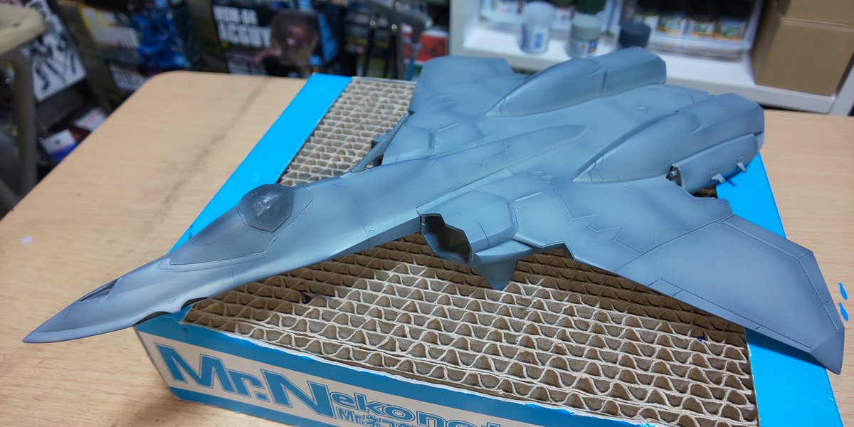 rianPSO2's tweet image. メインカラーのライトグレーを調色して塗装完了だっぴ(。-ω-)ノ
まだ色を塗り重ねるから一回目はこんな感じだっぴ🐤
次は迷彩を塗るためのマスキングをやるっぴ～🐸
後ノズルのメタリックを塗るための黒下地も塗ったっぴ～(*´ω｀*)